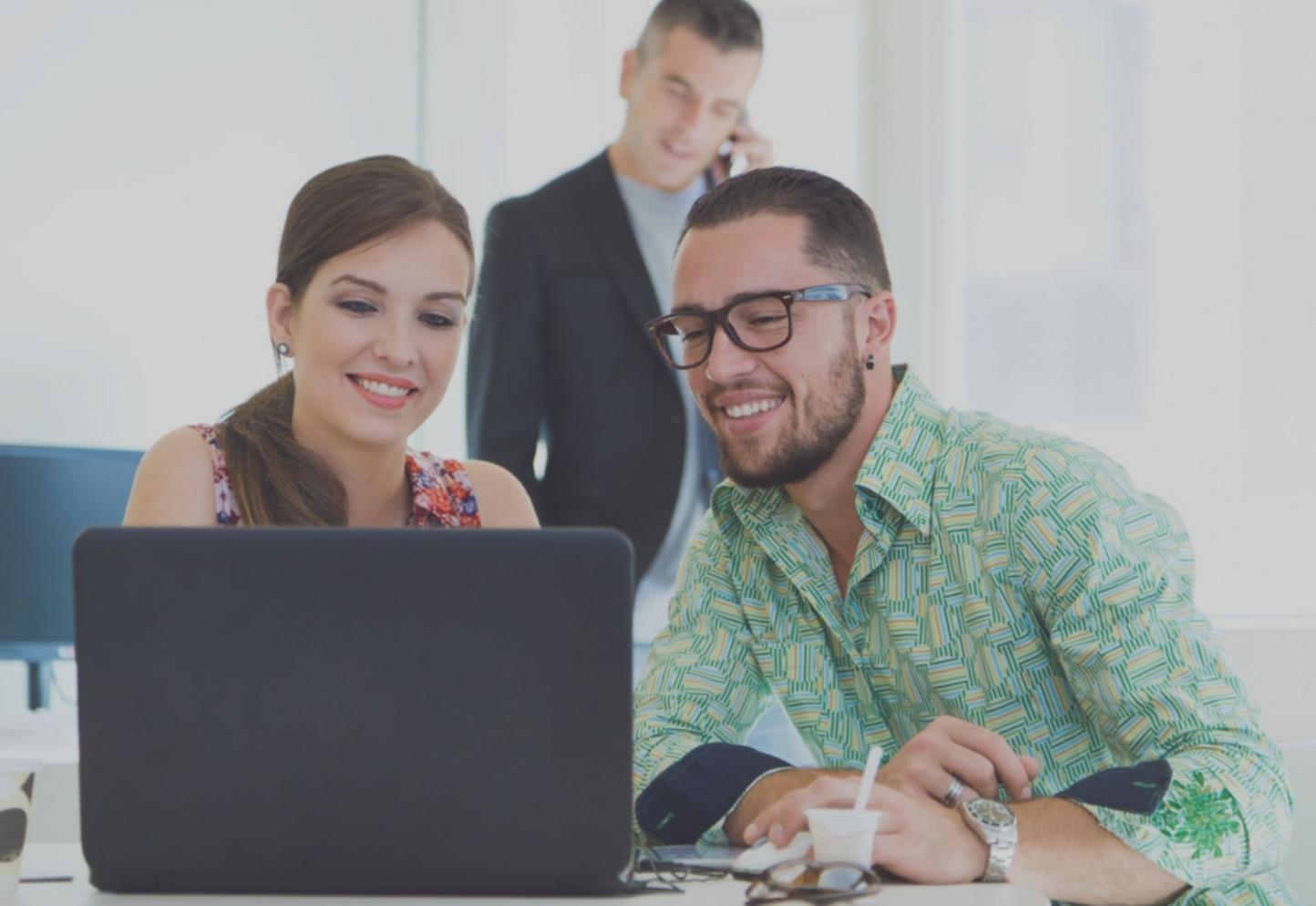 Análisis financiero profesional con gráficos y datos de mercado