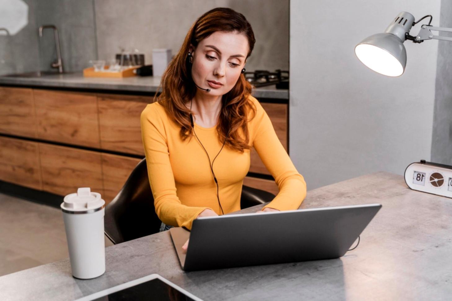 Profesionales trabajando en análisis financiero durante sesión de formación